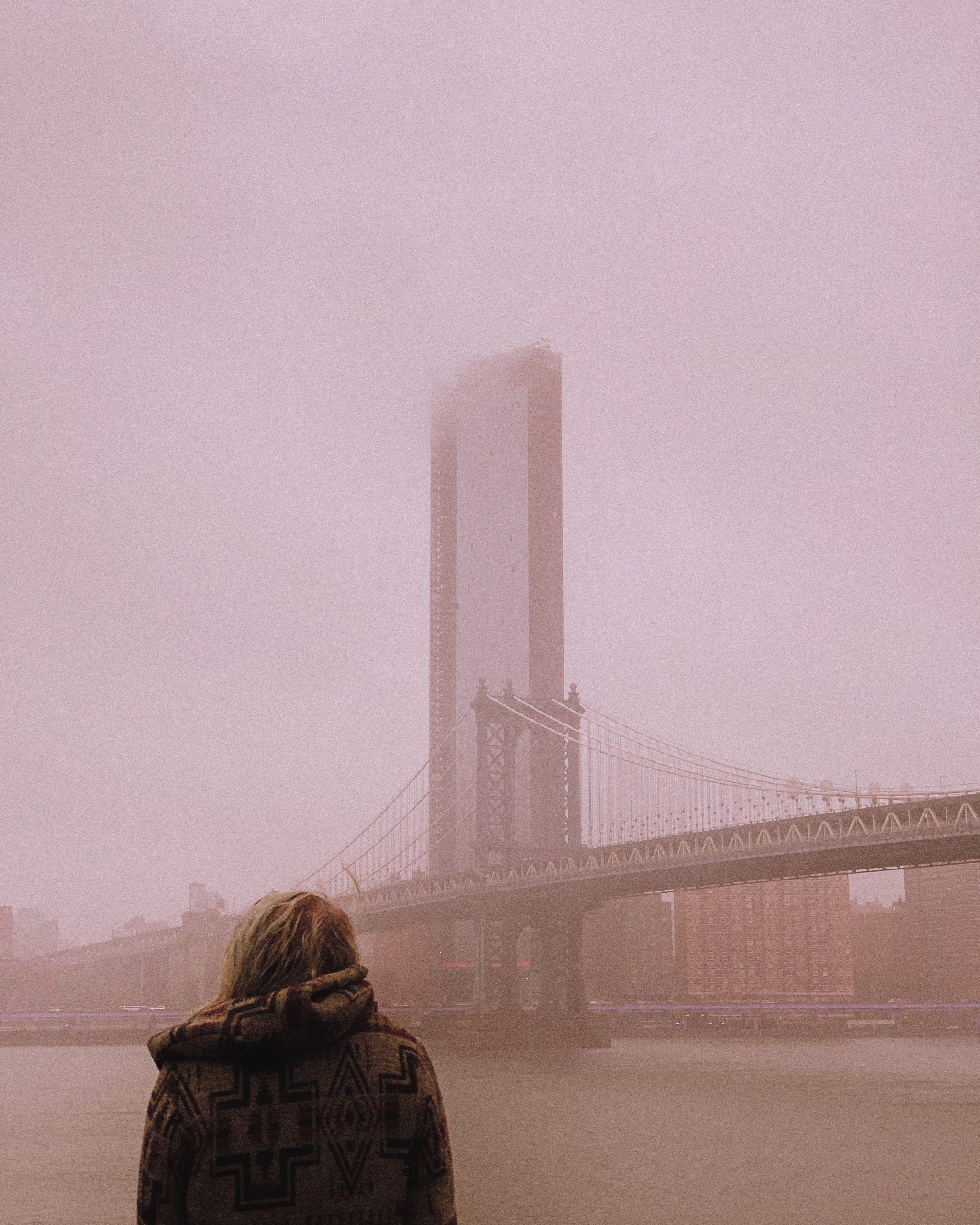 אשה עומדת מול גשר, ערפיח, ערפל, זיהום אויר